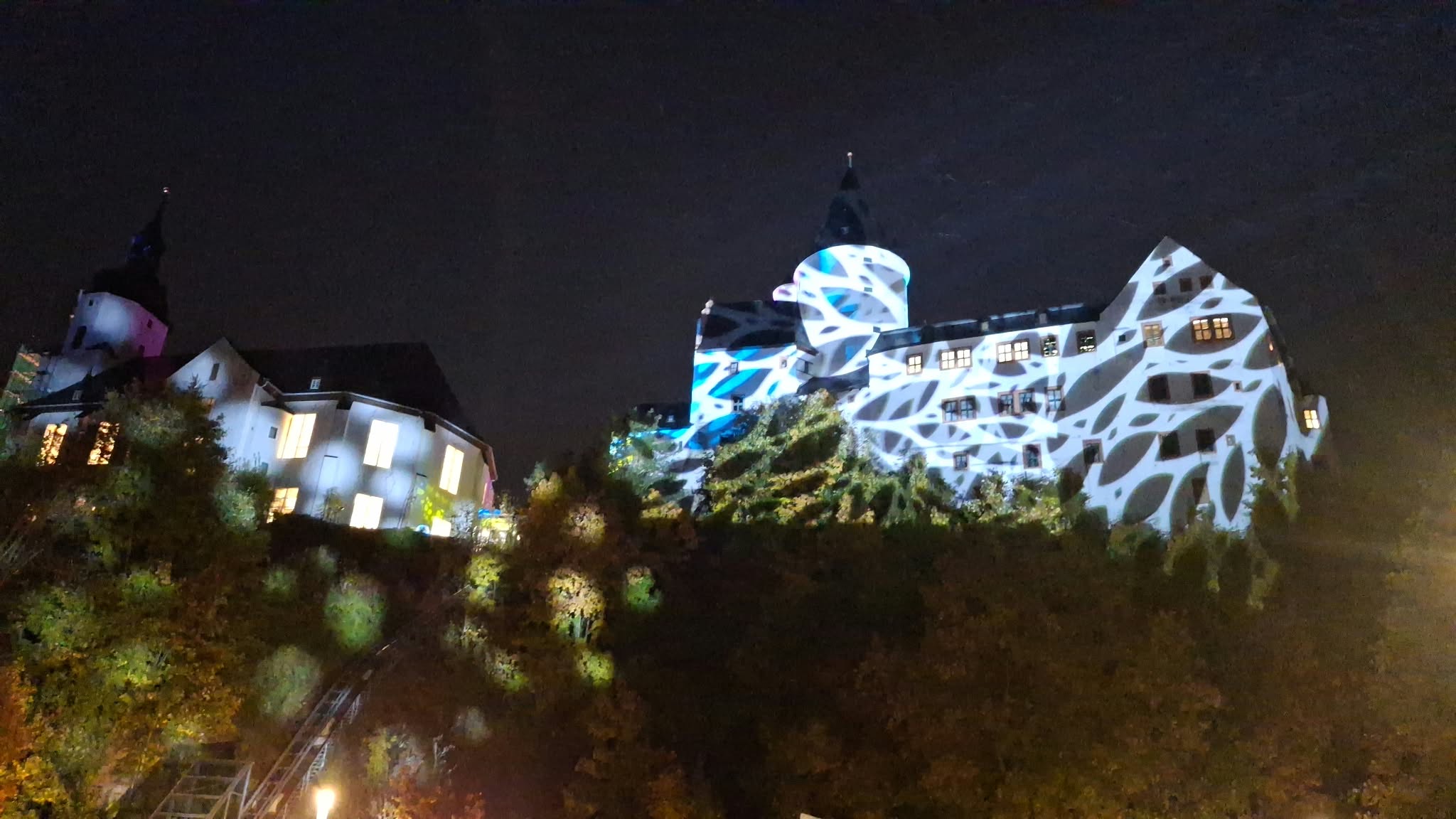 Schloss und Kirche Schwarzenberg mit kunstvoller Beleuchtung